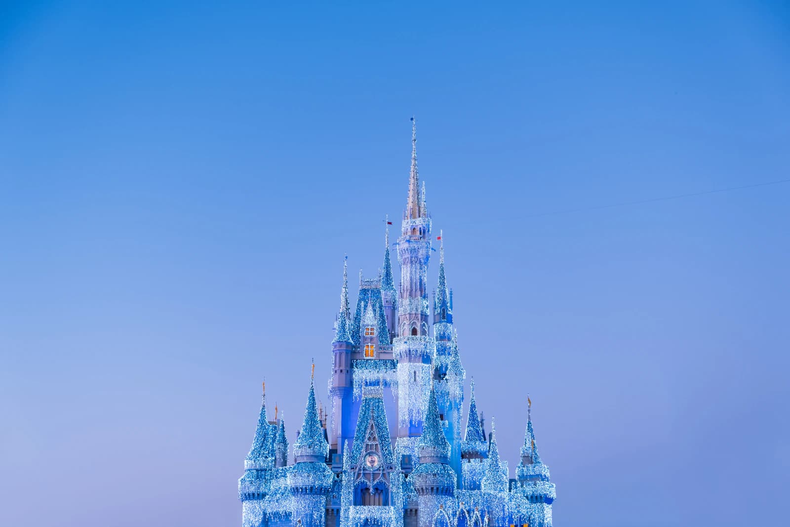 Castelo da Cinderela iluminado ao entardecer