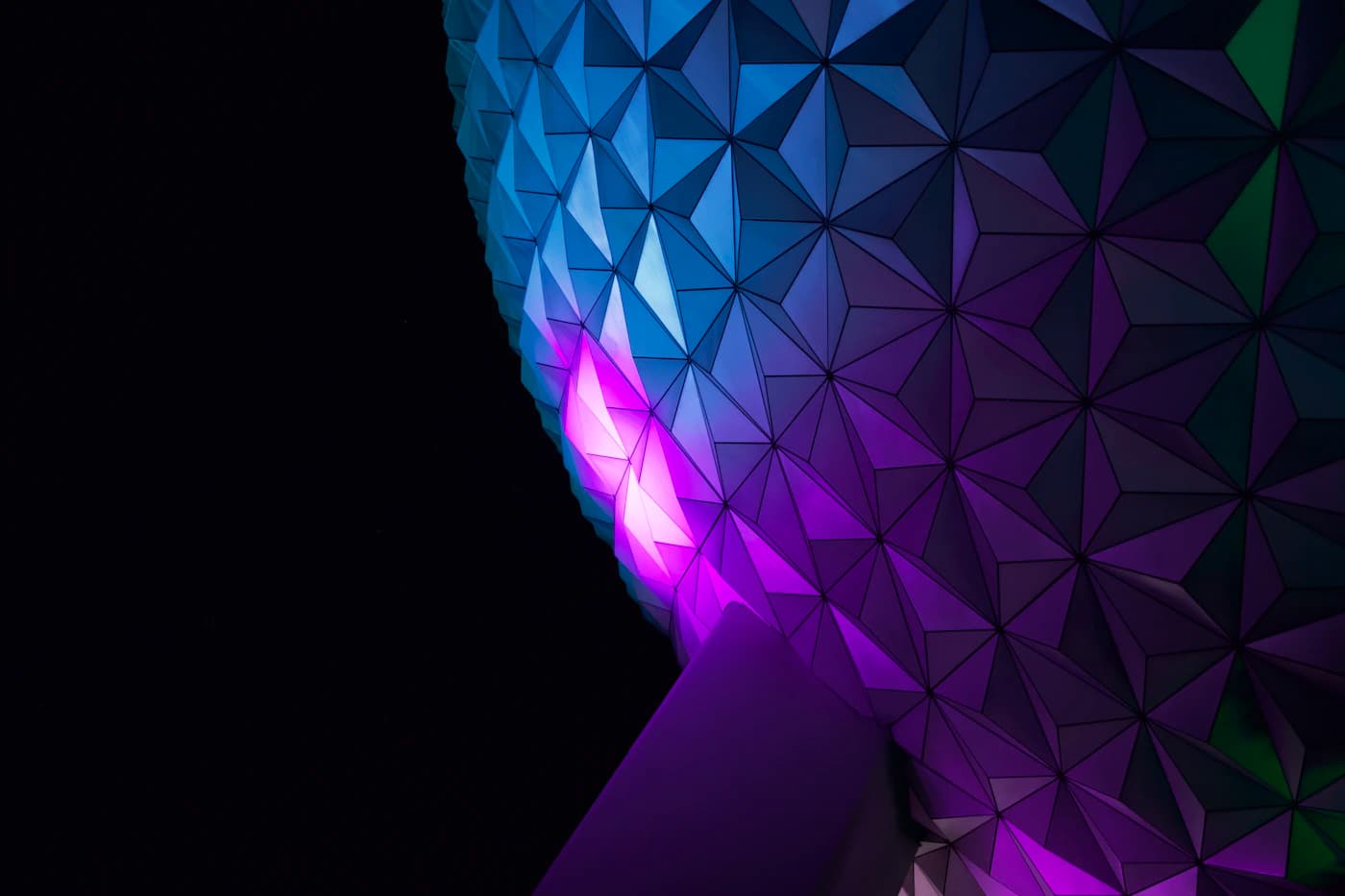 Spaceship Earth iluminada no EPCOT